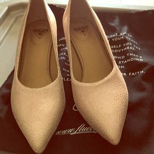 Fleuvig unique champagne heels